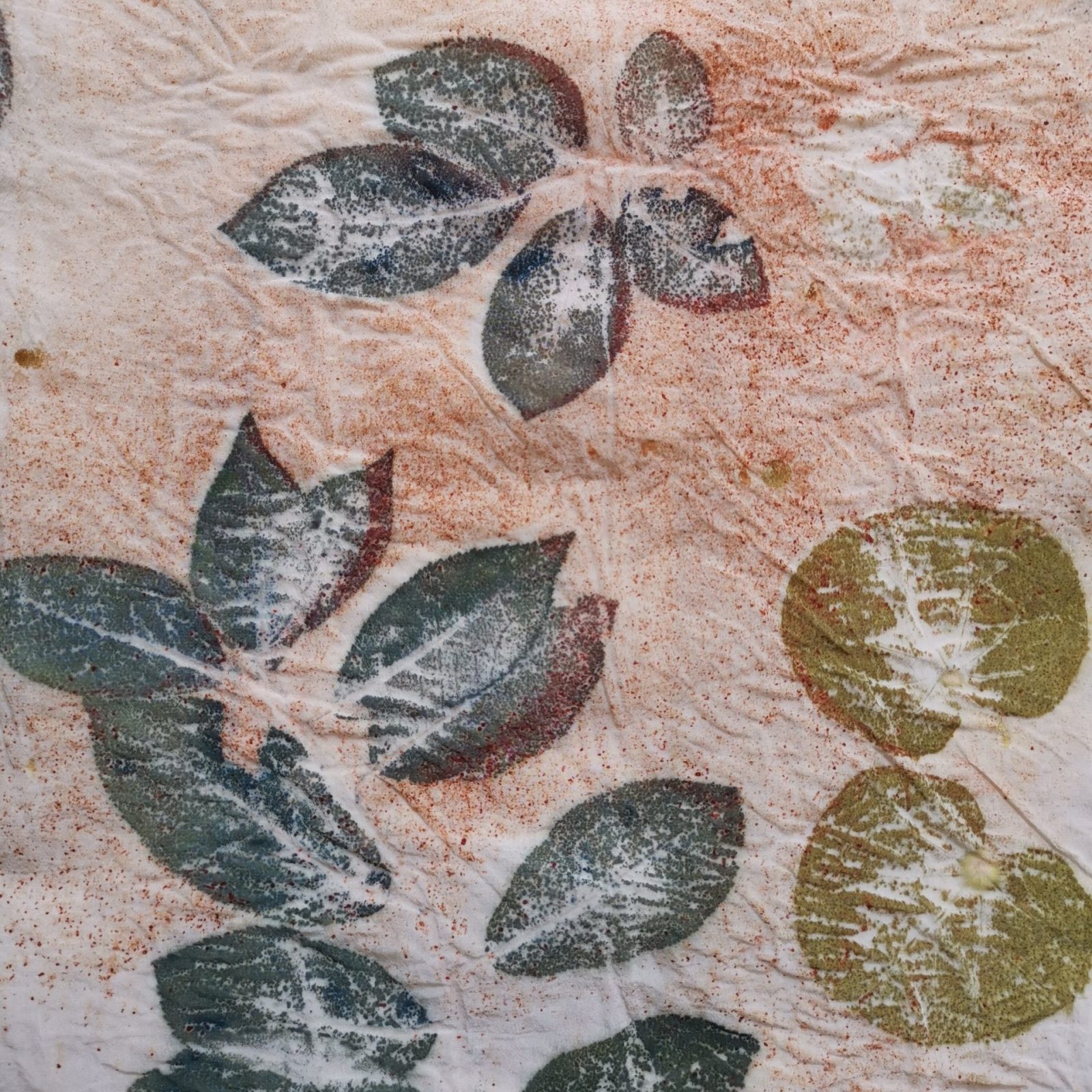 Impression botanique de feuilles de prunus sur de la soie